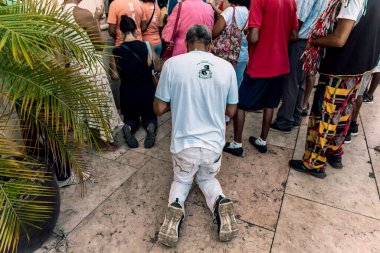 Salvador, Bahia, Brezilya - 08 Aralık 2022: Binlerce Katolik inanan, Salvador, Bahia 'da Nossa Senhora da Conceicao da Praia onuruna düzenlenen açık hava ayinine katıldı..