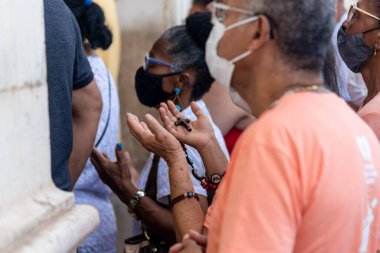 Salvador, Bahia, Brezilya - 08 Aralık 2022: Kilisenin dışında, Bahia 'nın Salvador kentindeki Nossa Senhora da Conceicao da Praia anısına Katolik ibadetçiler görülüyor..