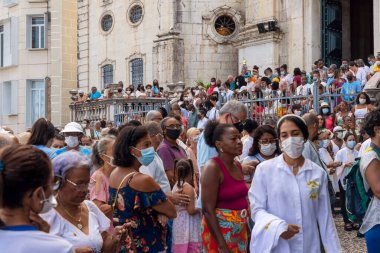 Salvador, Bahia, Brezilya - 08 Aralık 2022: Binlerce Katolik inanan, Salvador, Bahia 'da Nossa Senhora da Conceicao da Praia onuruna düzenlenen açık hava ayinine katıldı..