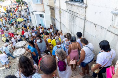 Salvador, Bahia, Brezilya - 08 Aralık 2022: Yüzlerce insan Nossa Senhora da Conceicao da Praia onuruna Bahia 'nın Salvador kentinde düzenlenen açık hava ayini sırasında dua ediyor..