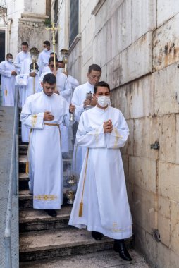 Salvador, Bahia, Brezilya - 08 Aralık 2022: Kilisenin merdivenlerinden inen rahipler ve papazlar, Nossa Senhora da Conceicao da Praia onuruna düzenlenen açık hava ayininde yüzlerce insan dua ediyor..