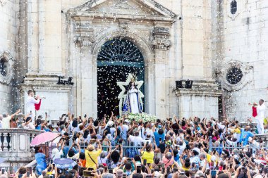 Salvador, Bahia, Brezilya - 08 Aralık 2022: Binlerce insan, Nossa Senhora da Conceicao da Praia heykelinin onun onuruna düzenlenen tören için ayrılmasından etkilendi. Salvador, Bahia.