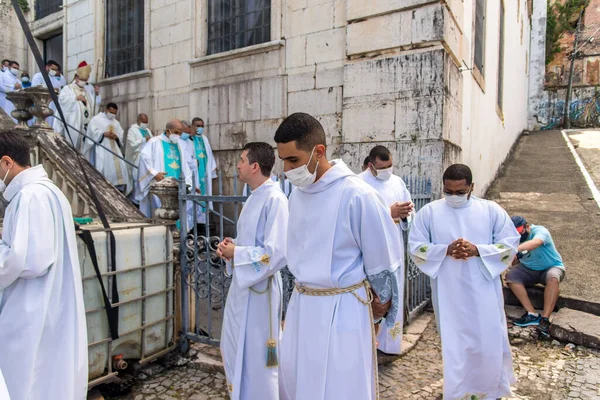 stock image Salvador, Bahia, Brazil - December 08, 2022: Priests and seminarians descend the stairs of the church Hundreds of people pray during an open-air mass in honor of Nossa Senhora da Conceicao da Praia, in the city of Salvador, Bahia.