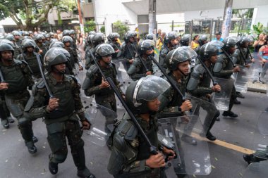 Salvador, Bahia, Brezilya - 07 Eylül 2022: Brezilya 'nın Bahia kentinde düzenlenen Bağımsızlık Günü geçit töreni sırasında ordu polis askerleri.
