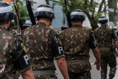Salvador, Bahia, Brezilya - 07 Eylül 2022: Brezilya 'nın Bahia kentinde düzenlenen Bağımsızlık Günü geçit töreni sırasında ordu polis askerleri.