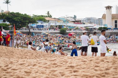Salvador, Bahia, Brezilya - 2 Şubat 2023: Rio Vermelho plajında birçok insan Yemanja partisi için Salvador, Bahia 'da hediyeler sunuyor..