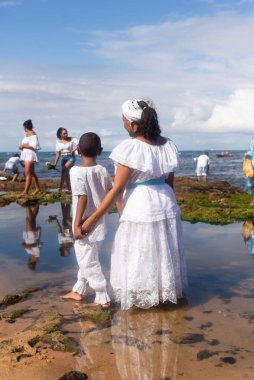 Salvador, Bahia, Brezilya - 02 Şubat 2023: Candomble üyeleri ve taraftarları Rio Vermelho sahilinde Yemanja 'ya hediyeler sunuyorlar. Bahia, Salvador şehri..