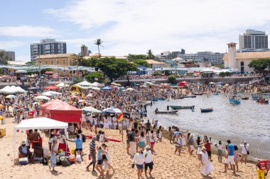 Salvador, Bahia, Brezilya - 2 Şubat 2023: Binlerce insan Salvador 'daki Rio Vermelho plajında Yemanja' ya hediyeler sunuyor.