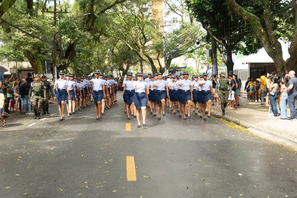 ブラジル バヒア州サルバドール 2022年9月7日 バヒア サルバドールでのブラジル独立記念日パレード中に女性空軍兵士が行進中 — ストック写真