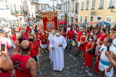 Salvador, Bahia, Brezilya - 4 Aralık 2022: İnsanlar Pelourinho, Salvador, Bahia 'da Santa Barbara onuruna düzenlenen törene katıldılar.