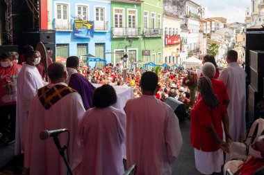 Salvador, Bahia, Brezilya - 4 Aralık 2022: Rahipler Pelourinho, Salvador, Bahia 'da Santa Barbara' nın onuruna açık hava ayinini kutladılar.