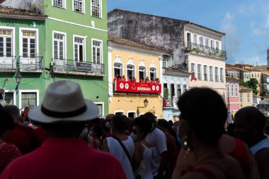 Salvador, Bahia, Brezilya - 4 Aralık 2022: Santa Barbara 'nın onuruna Pelourinho, Salvador, Bahia' da düzenlenen ayine katılan Katolik inananlar.