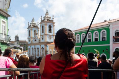 Salvador, Bahia, Brezilya - 4 Aralık 2022: Santa Barbara 'nın onuruna Pelourinho, Salvador, Bahia' da düzenlenen ayine katılan Katolik inananlar.