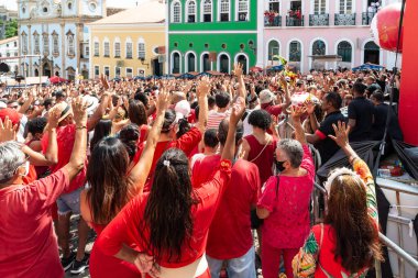 Salvador, Bahia, Brezilya - 4 Aralık 2022: Katolik kalabalığı Pelourinho, Salvador, Bahia 'da Santa Barbara' nın onuruna ayine katıldı.