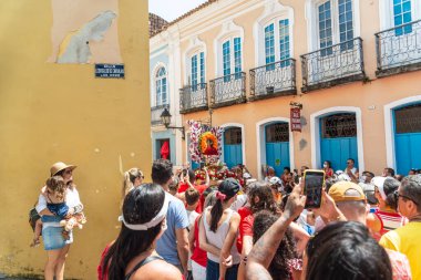 Salvador, Bahia, Brezilya - 4 Aralık 2022: Katolik inananlar Pelourinho, Salvador, Bahia 'da Santa Barbara onuruna düzenlenen törene eşlik ederler..