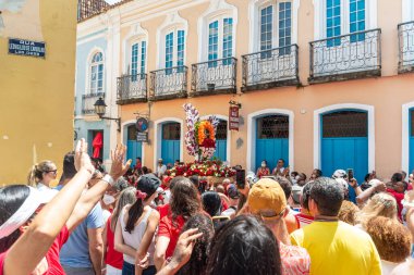 Salvador, Bahia, Brezilya - 4 Aralık 2022: Katolik inananlar Pelourinho, Salvador, Bahia 'da Santa Barbara onuruna düzenlenen törene eşlik ederler..