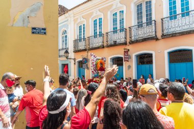 Salvador, Bahia, Brezilya - 4 Aralık 2022: Katolik inananlar Pelourinho, Salvador, Bahia 'da Santa Barbara onuruna düzenlenen törene eşlik ederler..