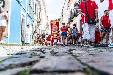 Salvador, Bahia, Brezilya - 4 Aralık 2022: Santa Barbara onuruna Pelourinho, Salvador, Bahia 'da düzenlenen törene katılan Katolik inananların düşük görüşü.