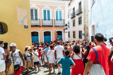 Salvador, Bahia, Brezilya - 4 Aralık 2022: Katolik inananlar Pelourinho, Salvador, Bahia 'da Santa Barbara onuruna düzenlenen törene eşlik ederler..