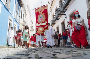 Salvador, Bahia, Brezilya - 4 Aralık 2022: Santa Barbara onuruna Pelourinho, Salvador, Bahia 'da düzenlenen törene katılan Katolik inananların düşük görüşü.