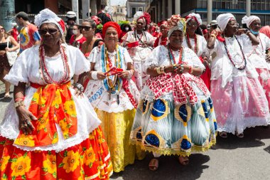 Salvador, Bahia, Brezilya - 04 Aralık 2022: Candomble taraftarları Pelourinho, Salvador, Bahia 'daki Santa Barbara onuruna düzenlenen törene katıldılar.