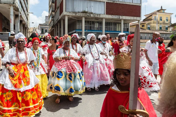 Salvador, Bahia, Brezilya - 04 Aralık 2022: Candomble taraftarları Pelourinho, Salvador, Bahia 'daki Santa Barbara onuruna düzenlenen törene katıldılar.