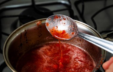 Peynirli kek fırında hazırlanıyor. Aile gastronomisi.