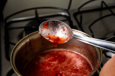 Peynirli kek fırında hazırlanıyor. Aile gastronomisi.