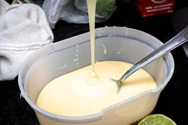 Creme Sendo Derramado Recipiente Plástico Para Fazer Cheesecake Gastronomia Familiar — Fotografia de Stock