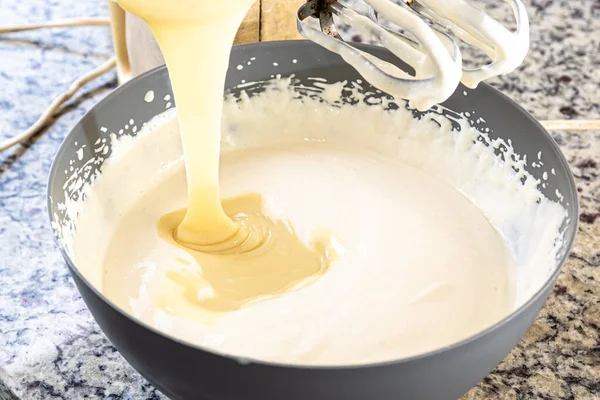 Ingrediente Cremoso Sendo Derramado Panela Cheesecake Gastronomia Familiar — Fotografia de Stock
