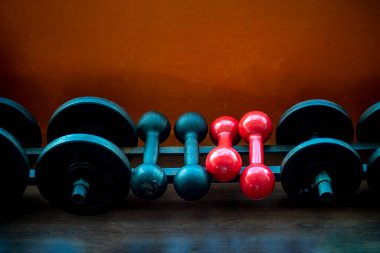 Dumbbell salonda bir sıra ayarladı. Demir malzeme, ağır..