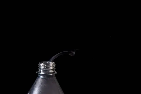 Прозрачная Пластиковая Бутылка Изолированная Дымом Выходящим Изнутри Элемент Дизайна — стоковое фото