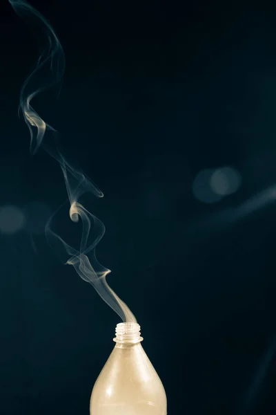 Füst Jön Egy Műanyag Palackból Fekete Háttér Mellett Jelzőrakétával Tervezési — Stock Fotó