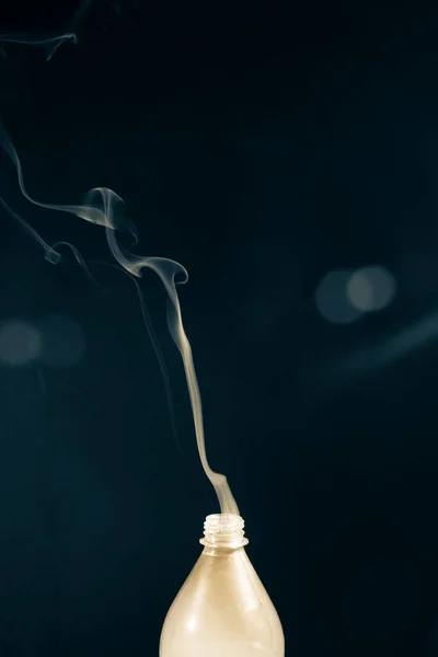 Ένα Διαφανές Πλαστικό Μπουκάλι Απομονωμένο Καπνό Βγαίνει Από Μέσα Στοιχείο — Φωτογραφία Αρχείου