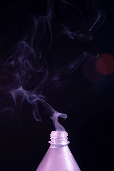 Βγαίνει Καπνός Από Ένα Πλαστικό Μπουκάλι Απομονωμένα Μαύρο Φόντο — Φωτογραφία Αρχείου
