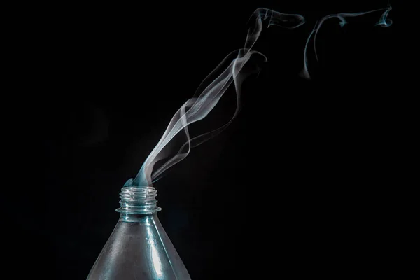 Καπνός Βγαίνει Από Πλαστικό Μπουκάλι Μαύρο Φόντο Στοιχείο Σχεδιασμού Αρωματοθεραπεία — Φωτογραφία Αρχείου