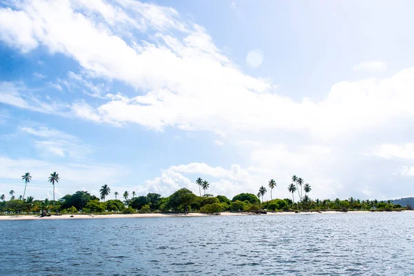 Schöne Meereslandschaft Und Ein Sandstreifen Mit Kokospalmen Vor Blauem Himmel — Stockfoto