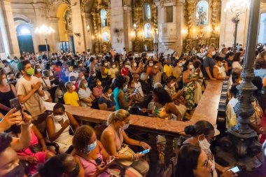 Salvador, Bahia, Brezilya - 08 Aralık 2022: Katolik inananlar, Bahia 'nın Salvador kentindeki Nossa Senhora da Conceicao da Praia' ya yapılan dualar sırasında dua ediyorlar..