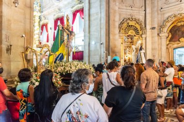 Salvador, Bahia, Brezilya - 08 Aralık 2022: Sadık insanlar, Salvador, Bahia 'daki Nossa Senhora da Conceicao da Praia' nın onuruna ayine dua ediyorlar..