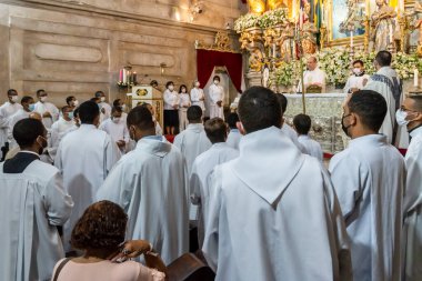 Salvador, Bahia, Brezilya - 08 Aralık 2022: Papazlar ve papazlar, Bahia 'nın Salvador kentindeki Nossa Senhora da Conceicao da Praia onuruna ayine katıldılar..