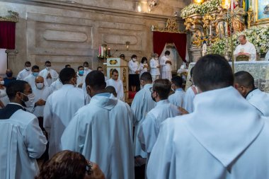 Salvador, Bahia, Brezilya - 08 Aralık 2022: Papazlar ve papazlar, Bahia 'nın Salvador kentindeki Nossa Senhora da Conceicao da Praia onuruna ayine katıldılar..