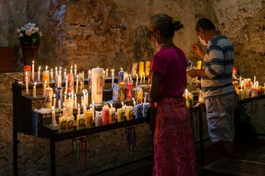 Salvador, Bahia, Brezilya - 08 Aralık 2022: Bahia 'nın Salvador kentinde Nossa Senhora da Conceicao da Praia onuruna düzenlenen ayin sırasında sadık mumlar.