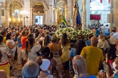 Salvador, Bahia, Brezilya - 08 Aralık 2022: Yüzlerce Katolik, Nossa Senhora da Conceicao da Praia 'ya olan bağlılıkları sırasında dua ediyor. Salvador, Bahia.