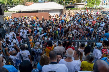 Salvador, Bahia, Brezilya - 08 Aralık 2022: Binlerce Katolik inanan, Salvador, Bahia 'da Nossa Senhora da Conceicao da Praia onuruna düzenlenen açık hava ayinine katıldı..
