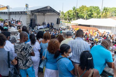 Salvador, Bahia, Brezilya - 08 Aralık 2022: Yüzlerce insan Nossa Senhora da Conceicao da Praia onuruna Bahia 'nın Salvador kentinde düzenlenen açık hava ayini sırasında dua ediyor..