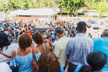 Salvador, Bahia, Brezilya - 08 Aralık 2022: Yüzlerce insan Nossa Senhora da Conceicao da Praia onuruna Bahia 'nın Salvador kentinde düzenlenen açık hava ayini sırasında dua ediyor..