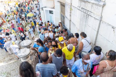 Salvador, Bahia, Brezilya - 08 Aralık 2022: Yüzlerce insan Nossa Senhora da Conceicao da Praia onuruna Bahia 'nın Salvador kentinde düzenlenen açık hava ayini sırasında dua ediyor..