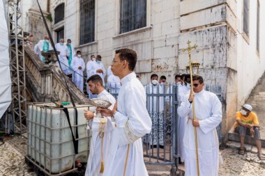 Salvador, Bahia, Brezilya - 08 Aralık 2022: Rahipler ve papazlar Nossa Senhora da Conceicao da Praia onuruna düzenlenen açık hava ayini sırasında kilisenin merdivenlerinden inerler. Salvador, Bahia.