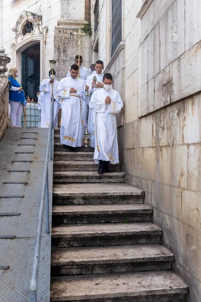 Salvador, Bahia, Brezilya - 08 Aralık 2022: Rahipler ve papazlar Nossa Senhora da Conceicao da Praia onuruna düzenlenen açık hava ayini sırasında kilisenin merdivenlerinden inerler. Salvador, Bahia.