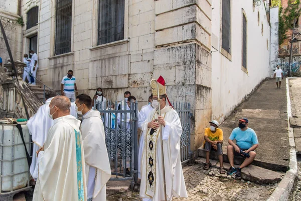 Salvador, Bahia, Brezilya - 08 Aralık 2022: Rahipler ve papazlar, Salvador, Bahia 'da Nossa Senhora da Conceicao da Praia onuruna düzenlenen açık hava ayinine hazırlanıyorlar..